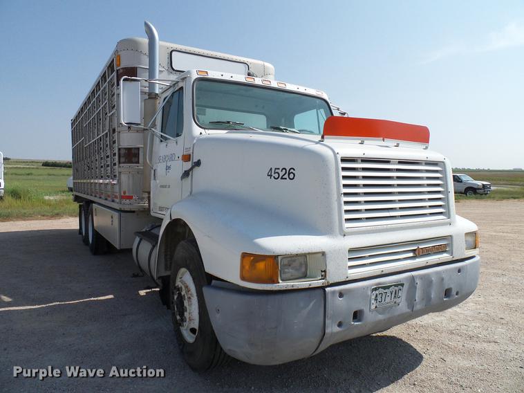 image for item DD8377 1991 International 8200 livestock truck