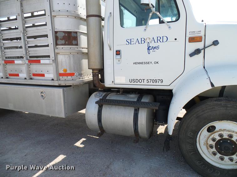 image for item DD8377 1991 International 8200 livestock truck