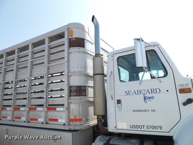 image for item DD8377 1991 International 8200 livestock truck