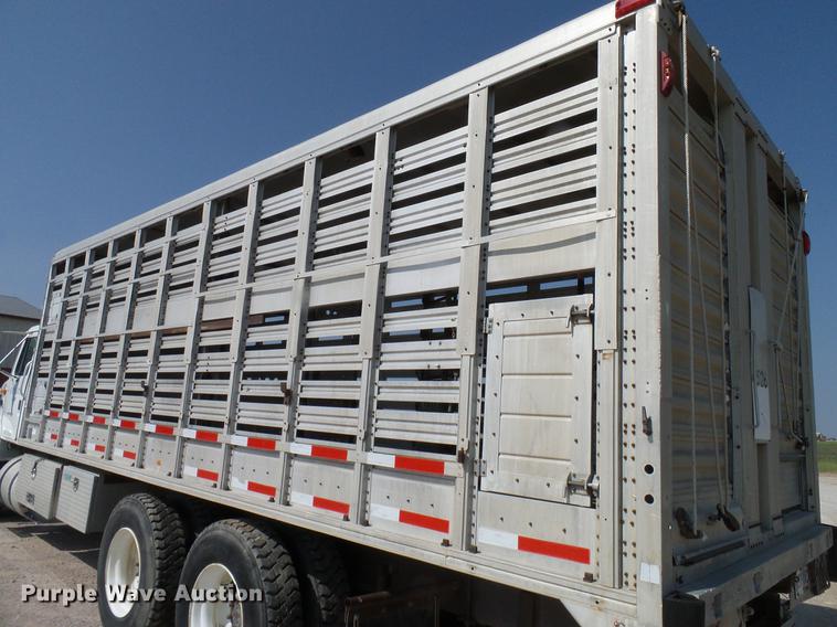 image for item DD8377 1991 International 8200 livestock truck