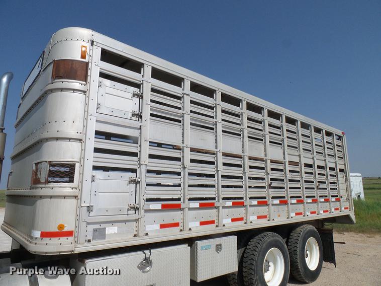 image for item DD8377 1991 International 8200 livestock truck