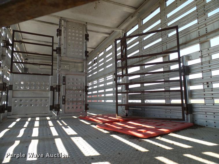 image for item DD8377 1991 International 8200 livestock truck