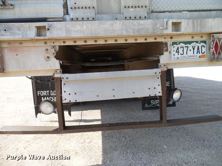 image for item DD8377 1991 International 8200 livestock truck