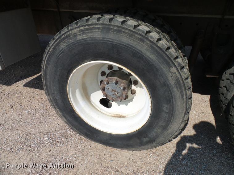 image for item DD8377 1991 International 8200 livestock truck