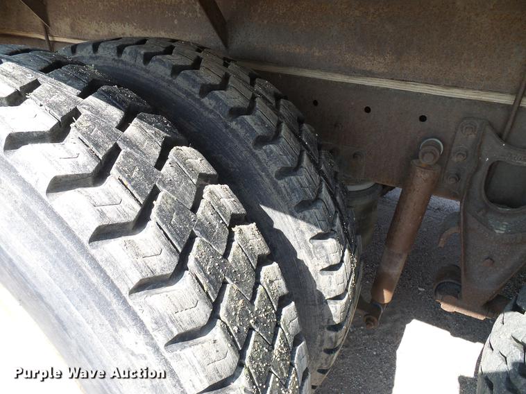 image for item DD8377 1991 International 8200 livestock truck