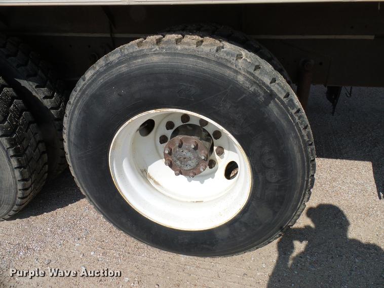 image for item DD8377 1991 International 8200 livestock truck