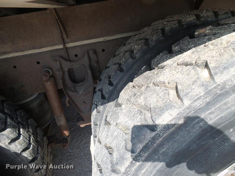 image for item DD8377 1991 International 8200 livestock truck