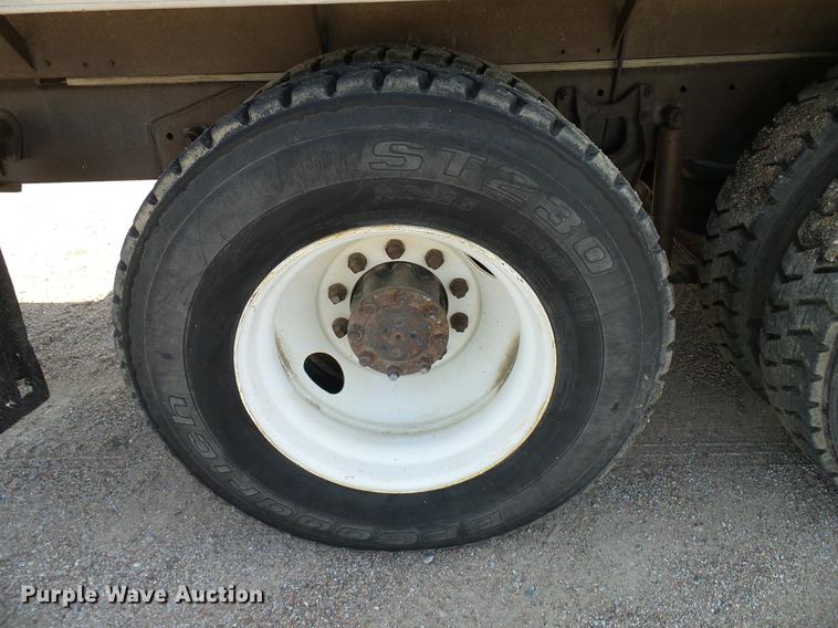 image for item DD8377 1991 International 8200 livestock truck