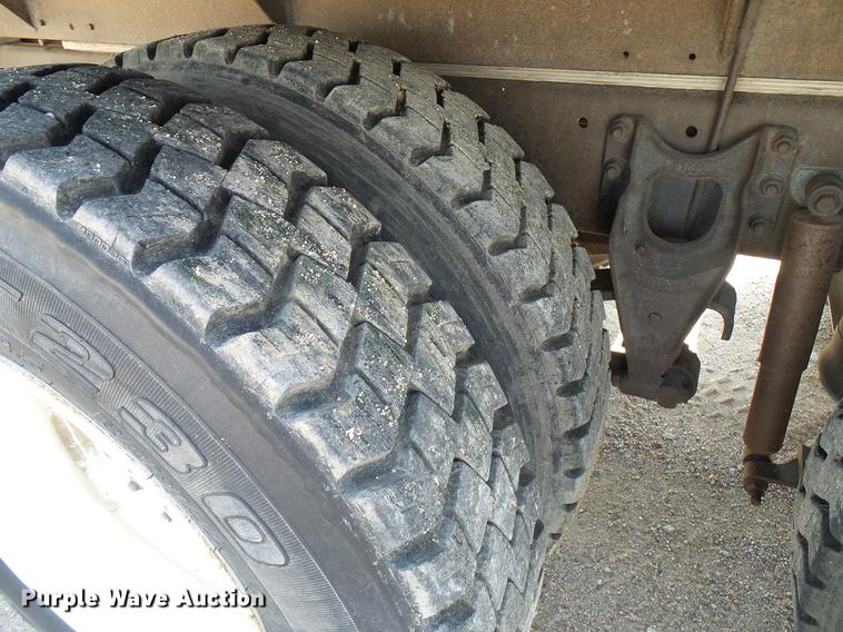 image for item DD8377 1991 International 8200 livestock truck