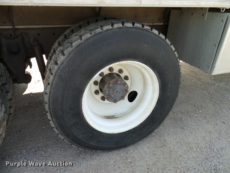 image for item DD8377 1991 International 8200 livestock truck