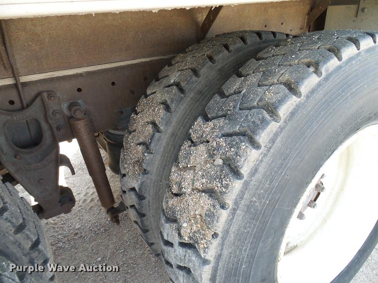 image for item DD8377 1991 International 8200 livestock truck