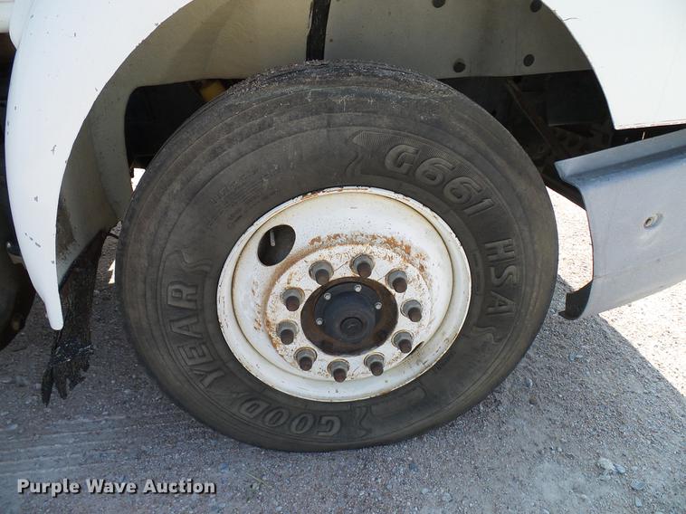 image for item DD8377 1991 International 8200 livestock truck