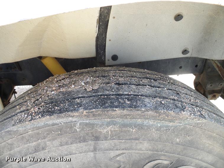 image for item DD8377 1991 International 8200 livestock truck