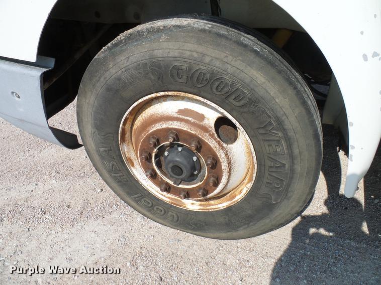 image for item DD8377 1991 International 8200 livestock truck