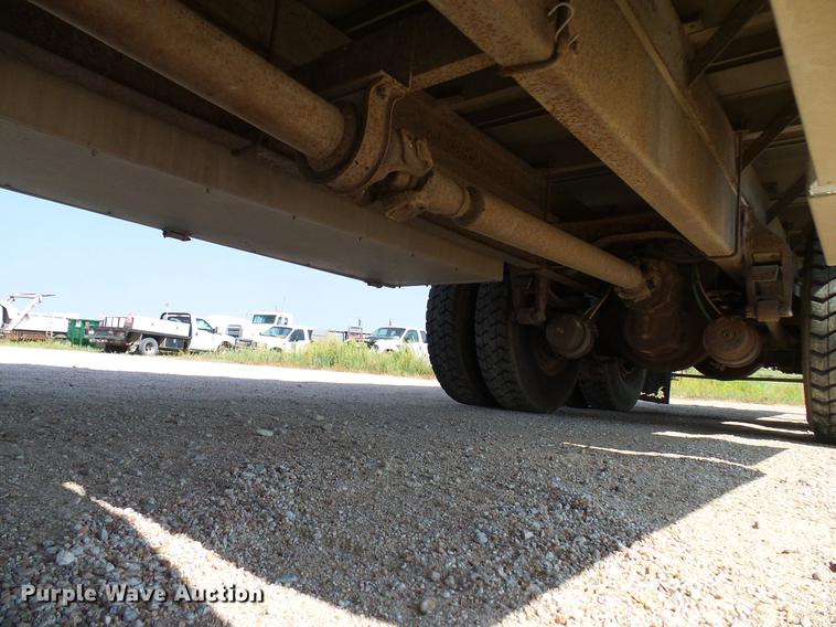image for item DD8377 1991 International 8200 livestock truck