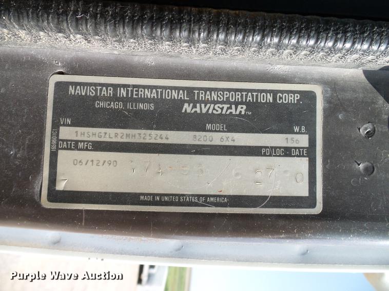 image for item DD8377 1991 International 8200 livestock truck