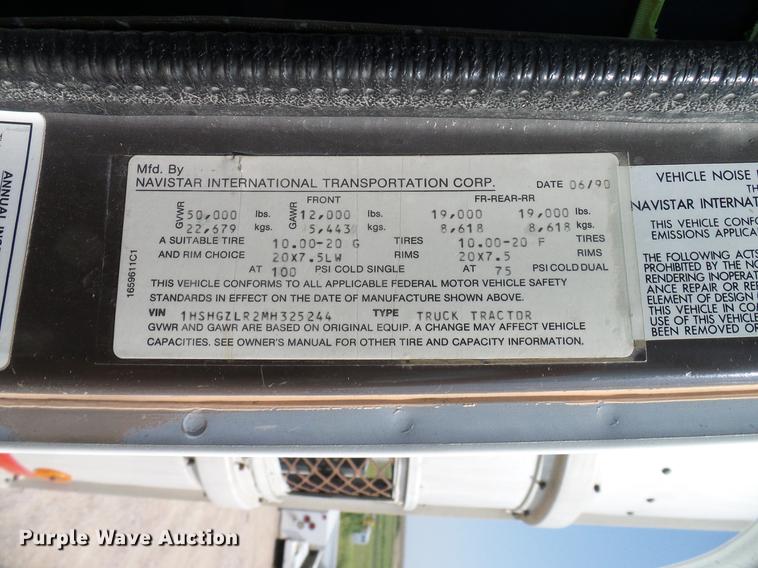 image for item DD8377 1991 International 8200 livestock truck