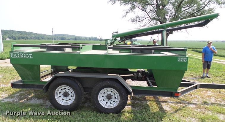 image for item DE5165 Patriot 200 seed tender trailer