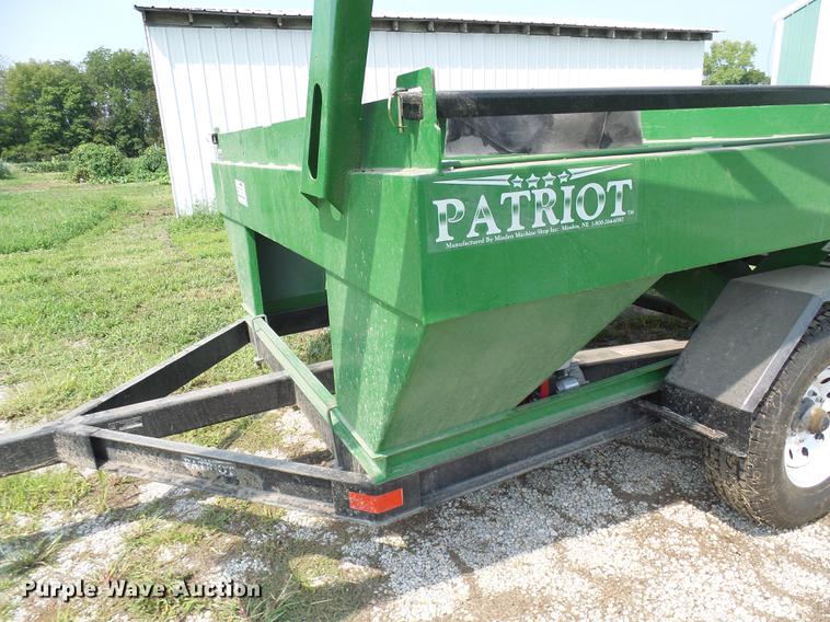 image for item DE5165 Patriot 200 seed tender trailer