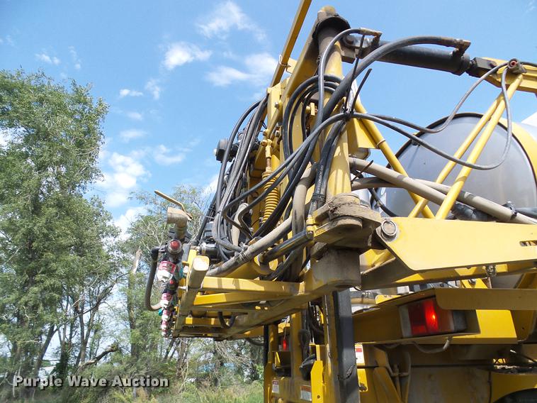 image for item DE5204 2005 Ag-Chem RoGator 1264C sprayer