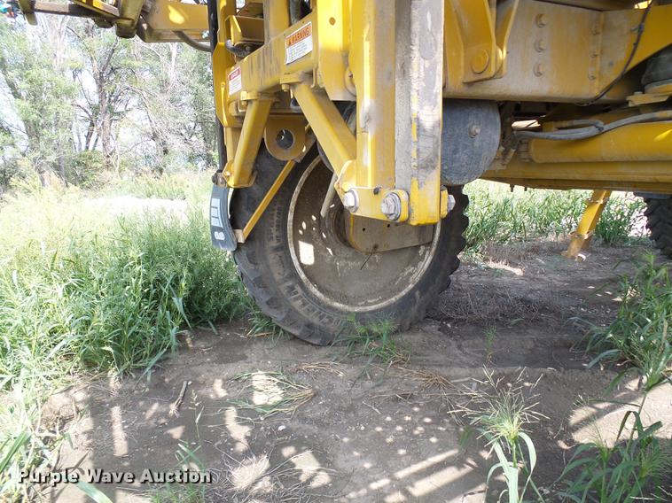 image for item DE5204 2005 Ag-Chem RoGator 1264C sprayer