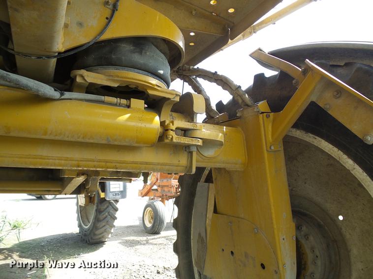 image for item DE5204 2005 Ag-Chem RoGator 1264C sprayer