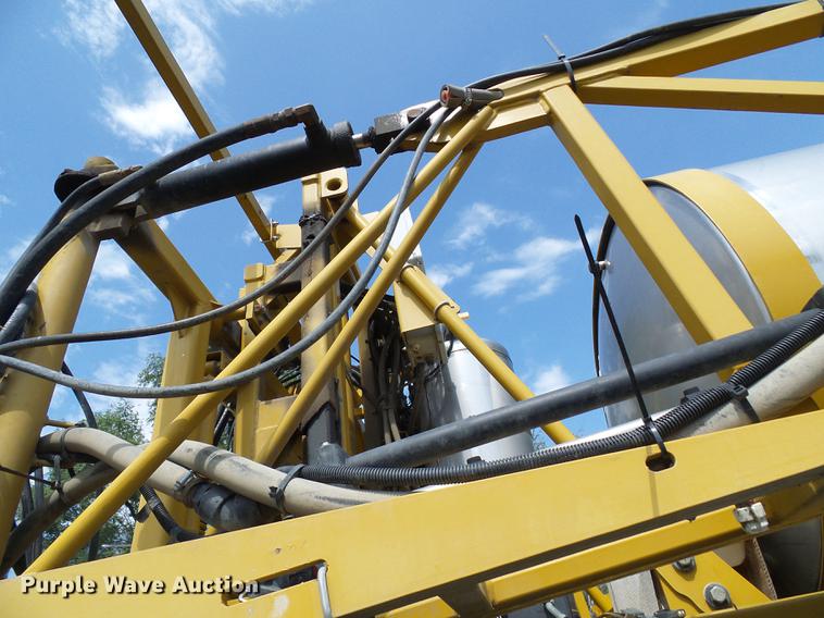image for item DE5204 2005 Ag-Chem RoGator 1264C sprayer