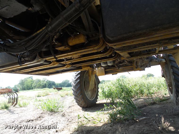 image for item DE5204 2005 Ag-Chem RoGator 1264C sprayer