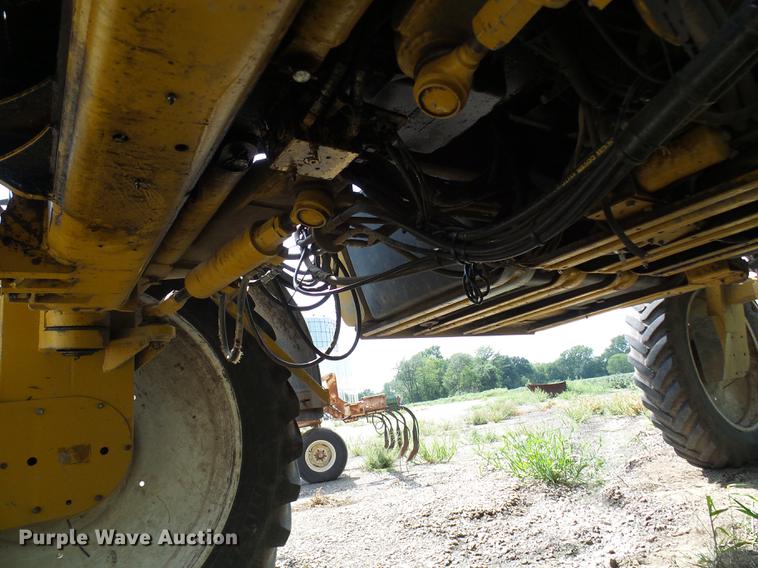 image for item DE5204 2005 Ag-Chem RoGator 1264C sprayer