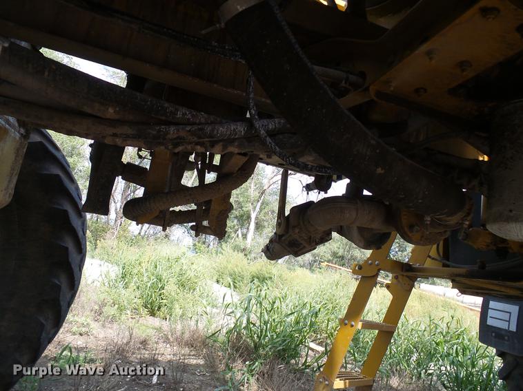 image for item DE5204 2005 Ag-Chem RoGator 1264C sprayer