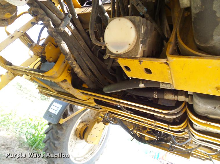 image for item DE5204 2005 Ag-Chem RoGator 1264C sprayer