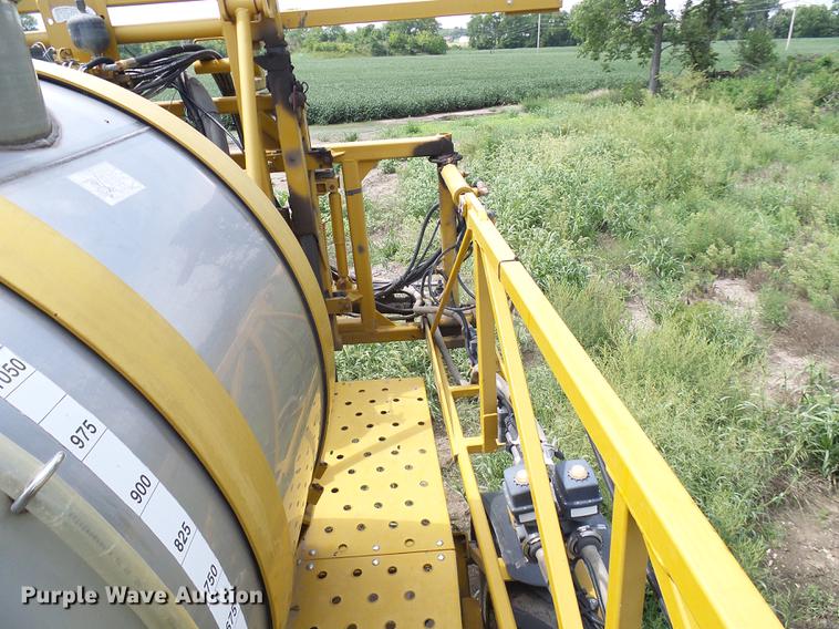 image for item DE5204 2005 Ag-Chem RoGator 1264C sprayer
