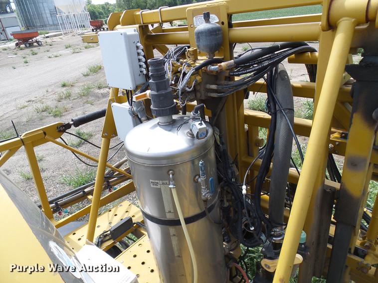 image for item DE5204 2005 Ag-Chem RoGator 1264C sprayer