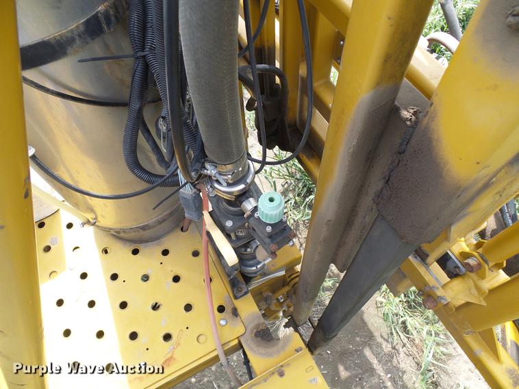 image for item DE5204 2005 Ag-Chem RoGator 1264C sprayer