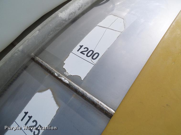 image for item DE5204 2005 Ag-Chem RoGator 1264C sprayer