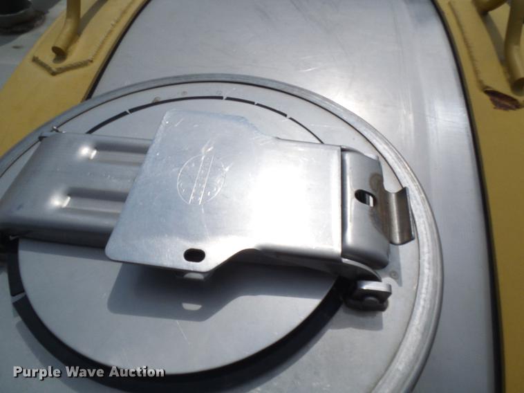 image for item DE5204 2005 Ag-Chem RoGator 1264C sprayer