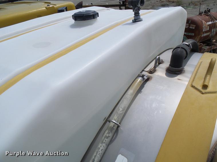 image for item DE5204 2005 Ag-Chem RoGator 1264C sprayer