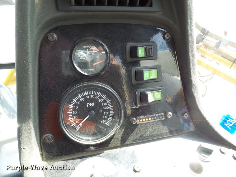 image for item DE5204 2005 Ag-Chem RoGator 1264C sprayer