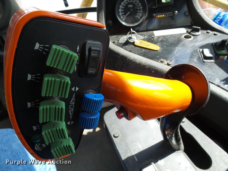 image for item DE5204 2005 Ag-Chem RoGator 1264C sprayer