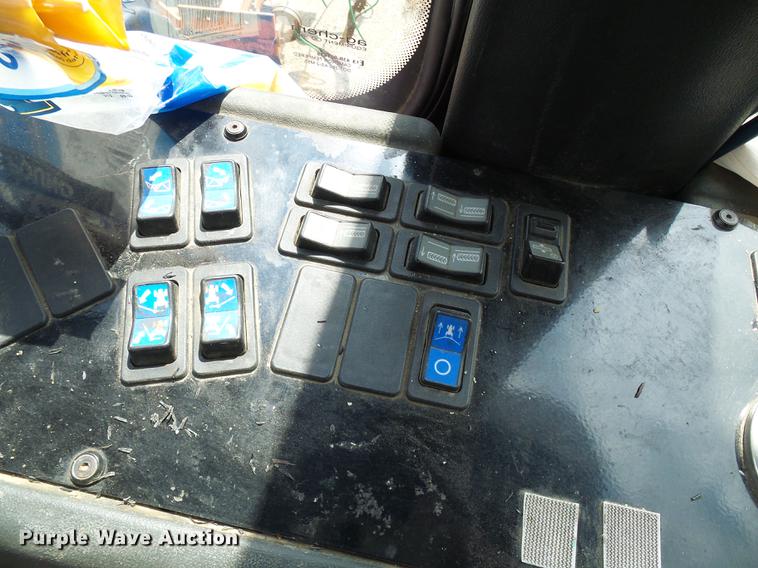 image for item DE5204 2005 Ag-Chem RoGator 1264C sprayer