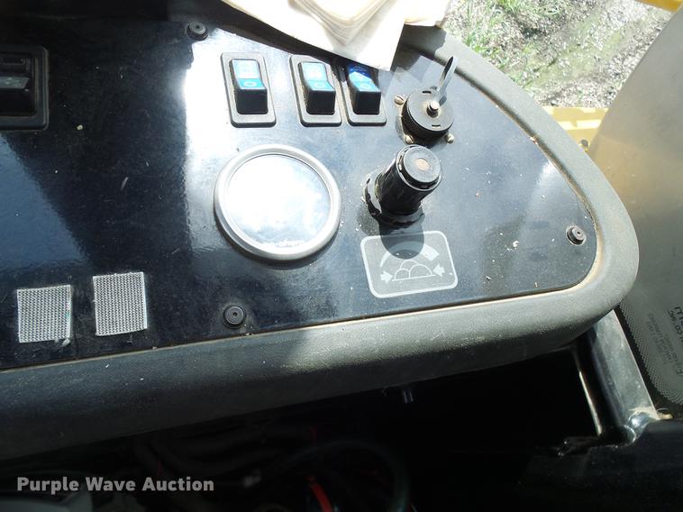 image for item DE5204 2005 Ag-Chem RoGator 1264C sprayer