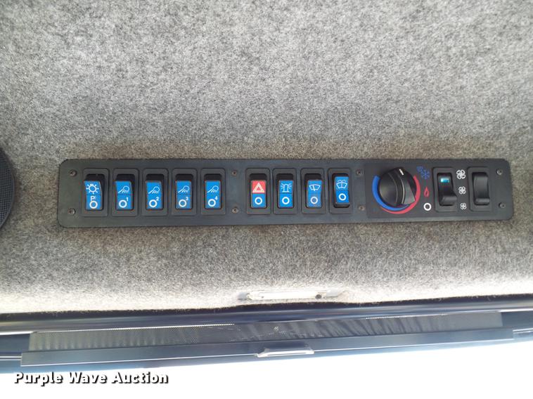 image for item DE5204 2005 Ag-Chem RoGator 1264C sprayer