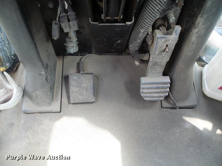 image for item DE5204 2005 Ag-Chem RoGator 1264C sprayer