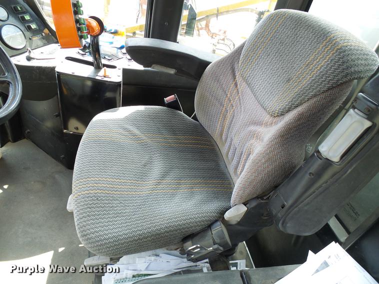 image for item DE5204 2005 Ag-Chem RoGator 1264C sprayer