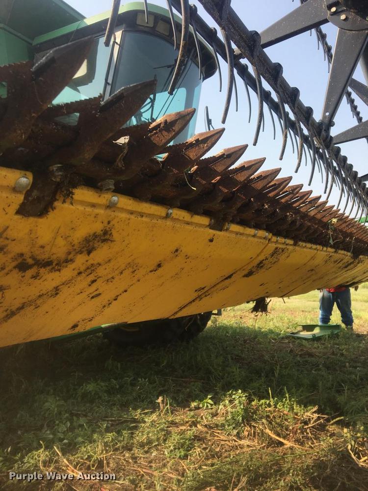 image for item DE6384 2002 John Deere 925F platform head