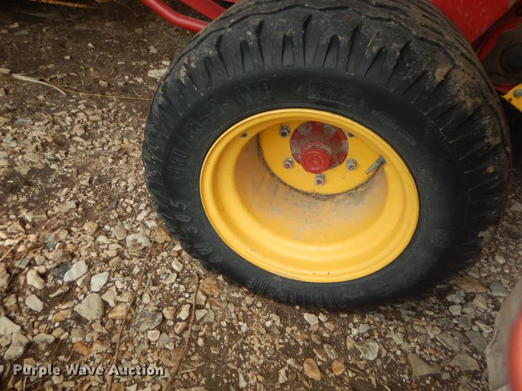 image for item DF1774 2008 New Holland BR7090 round baler