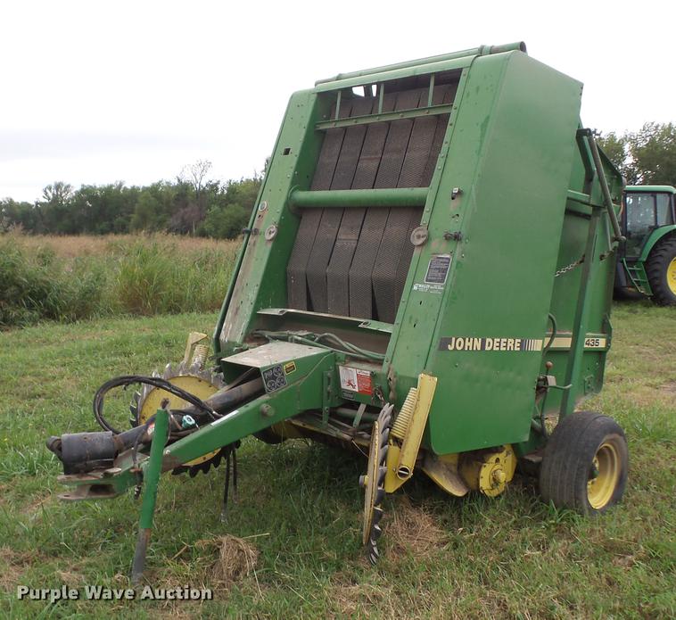 image for item EI9895 1992 John Deere 435 round baler