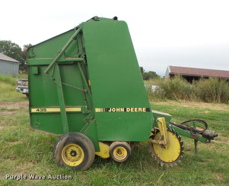 image for item EI9895 1992 John Deere 435 round baler