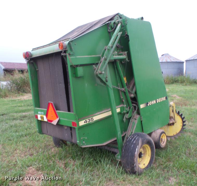image for item EI9895 1992 John Deere 435 round baler