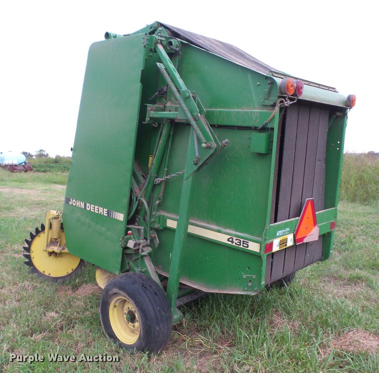 image for item EI9895 1992 John Deere 435 round baler
